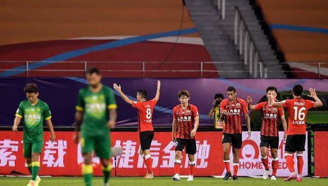 意甲尤文图斯补时争议点球绝杀AC米兰，终结对手五连胜登顶引热议