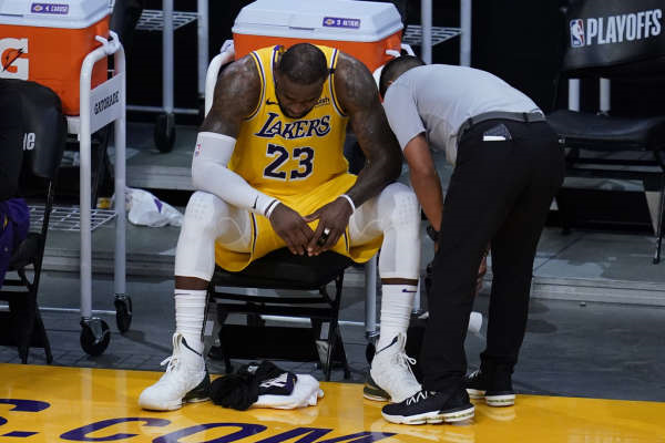 NBA季后赛首轮，哈登40分救主，76人加时逆转热火挺进次轮